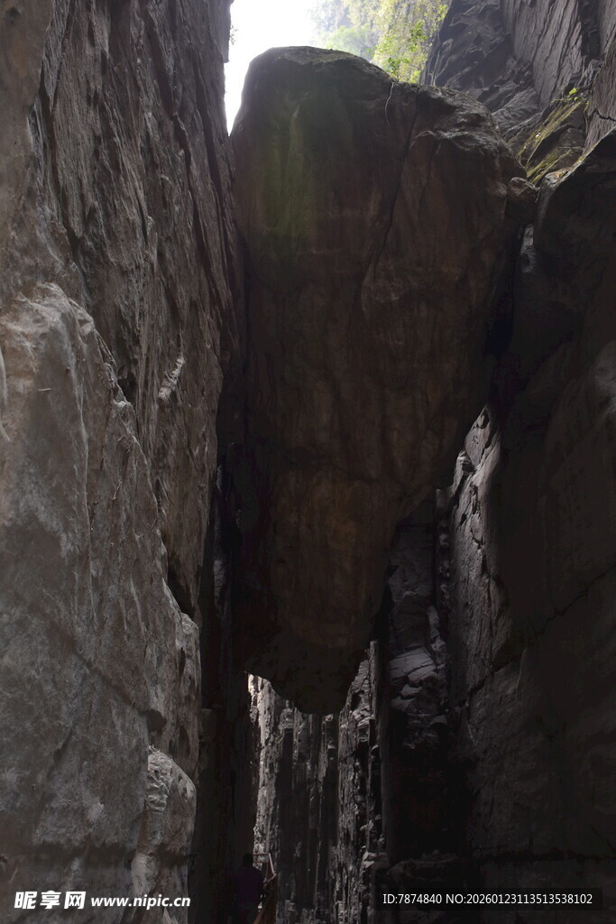 峡谷间巨石横亘的奇景