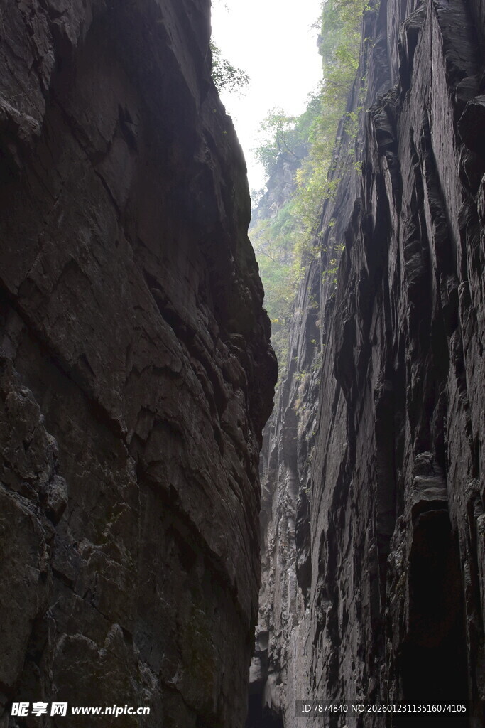 峡谷峭壁景观