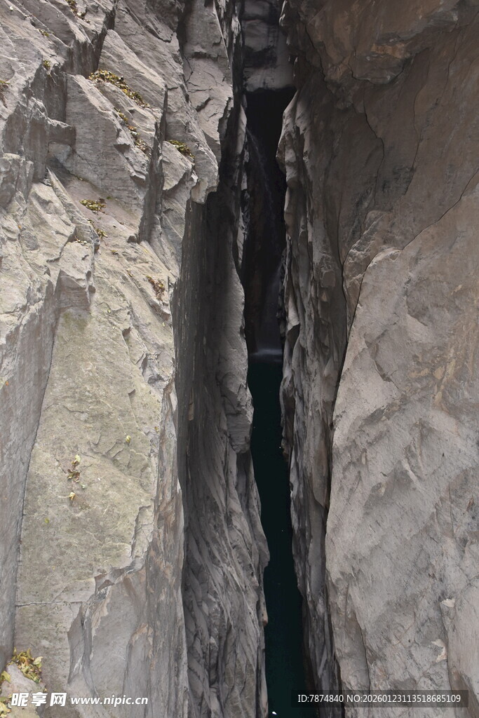 狭窄峡谷间的幽深水潭