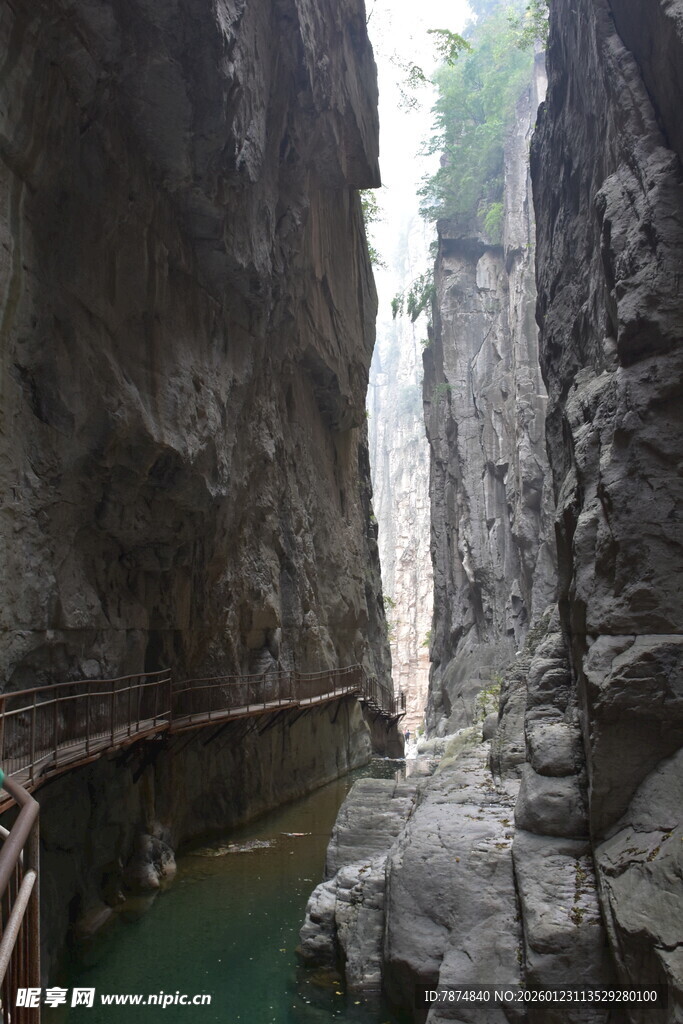 峡谷栈道风光