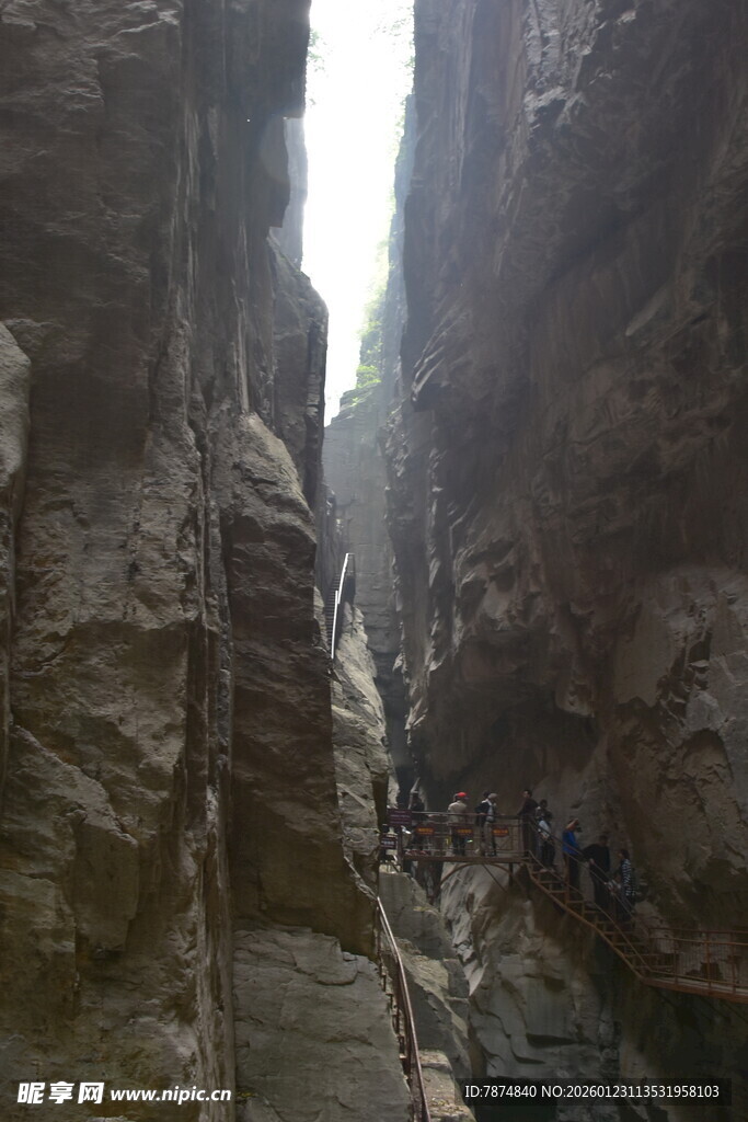狭窄峡谷中的徒步人群