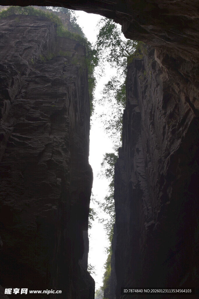 峡谷峭壁间的自然奇观