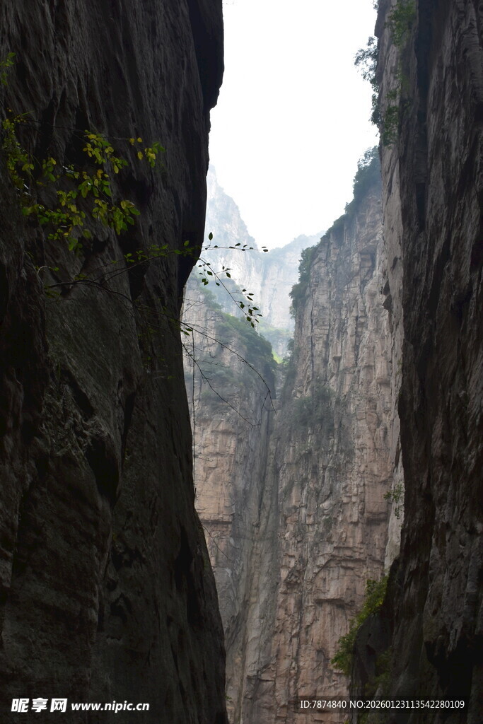险峻峡谷景观