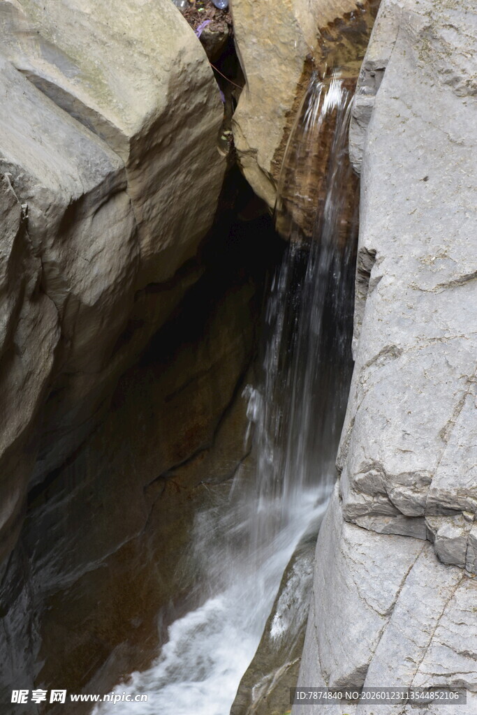 山间小瀑布流水景致