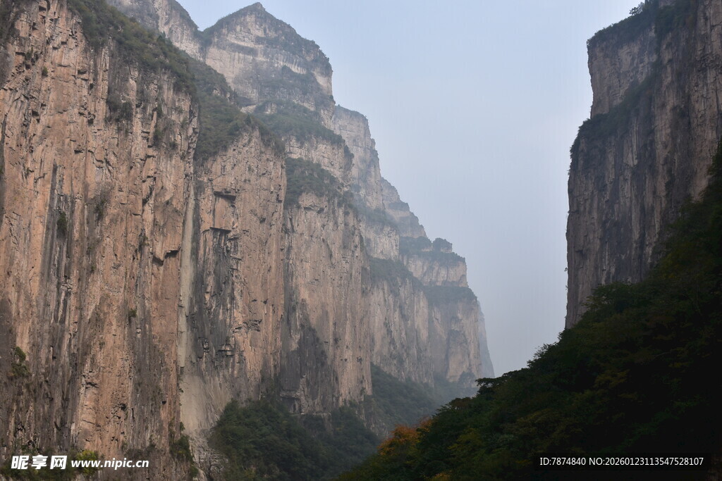壮丽峡谷山峰景观