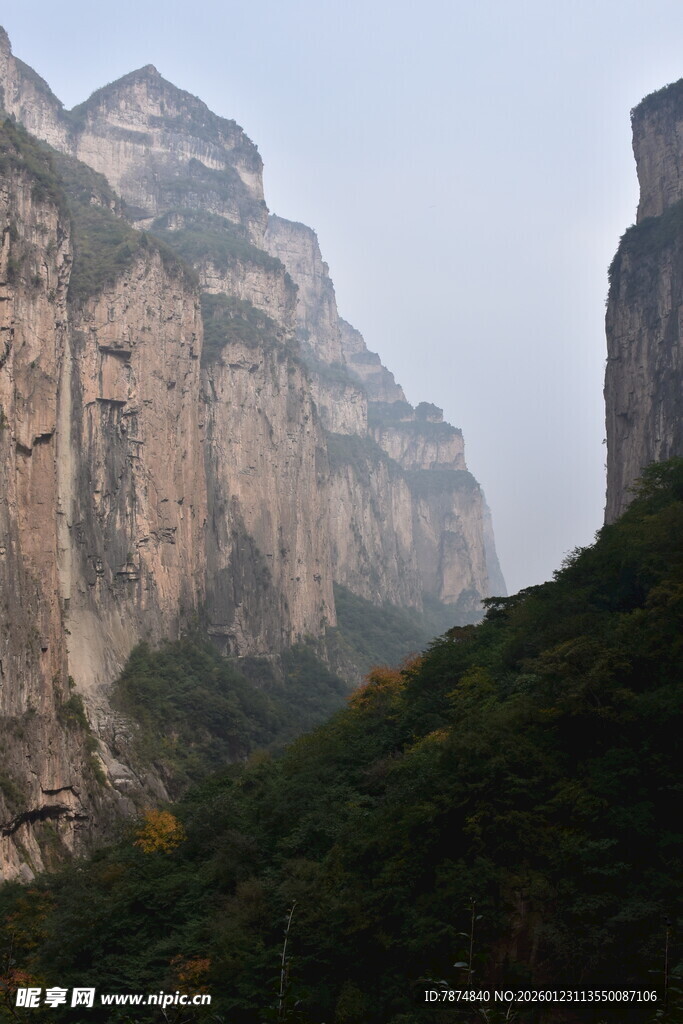 巍峨山峦云雾缭绕之景