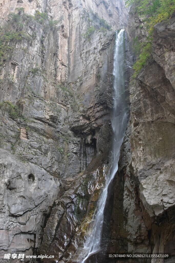 山间飞瀑 自然壮丽景观