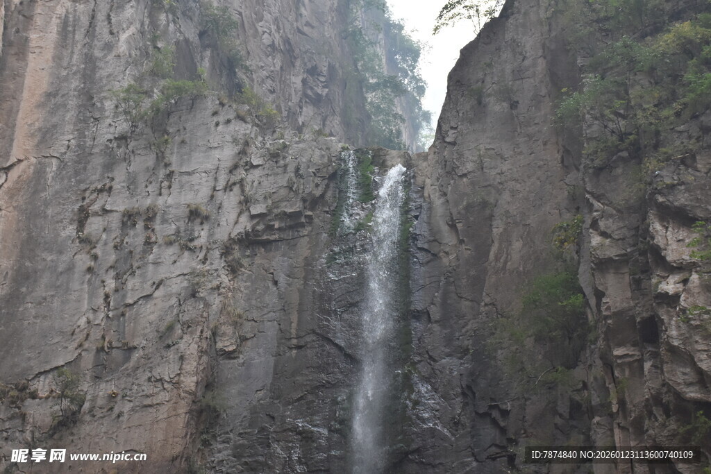 山间瀑布从峭壁倾泻而下