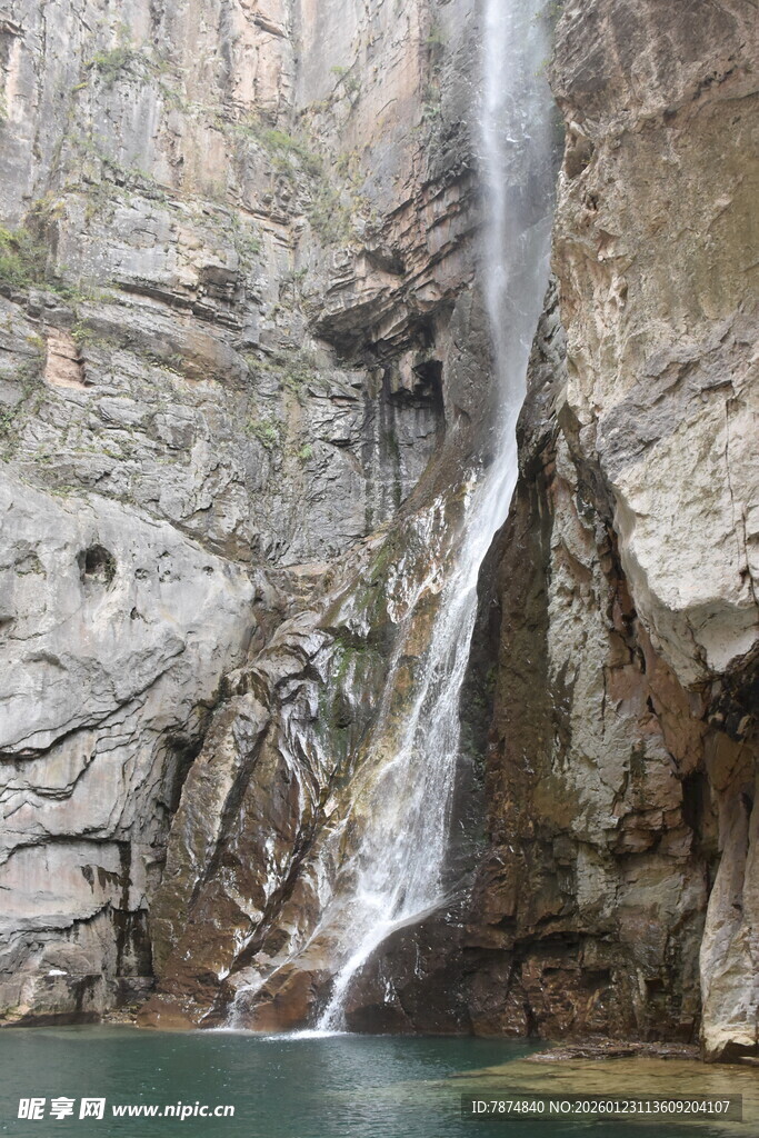 山间飞瀑 自然壮丽景观