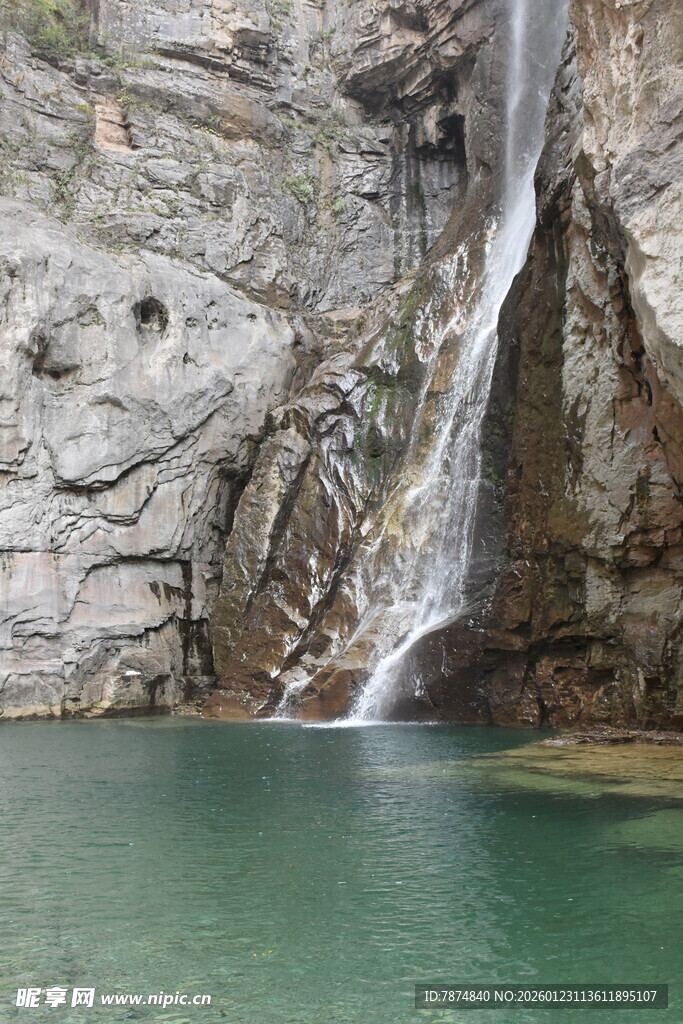 山间瀑布下的碧绿潭水