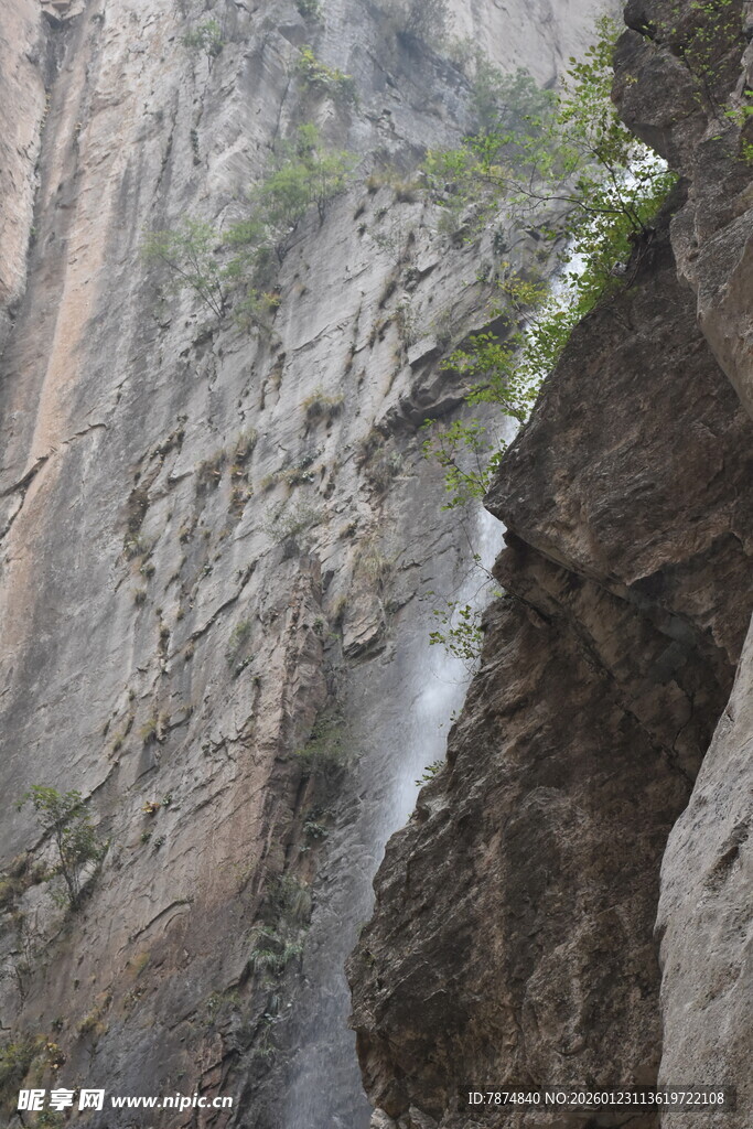 悬崖峭壁间的飞瀑景观