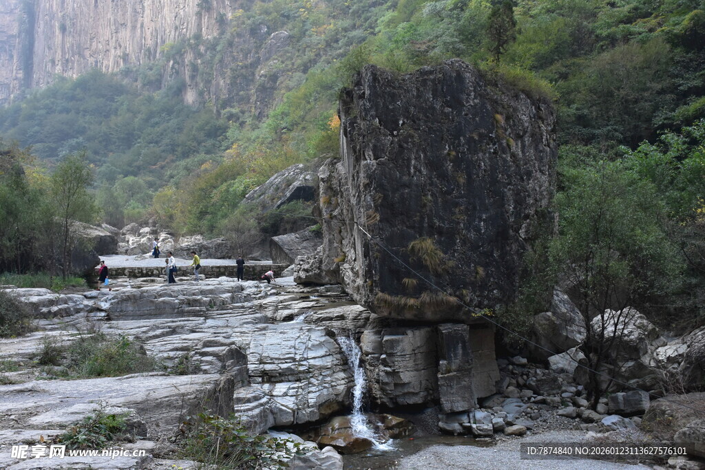 溪边嶙峋怪石与山林景色