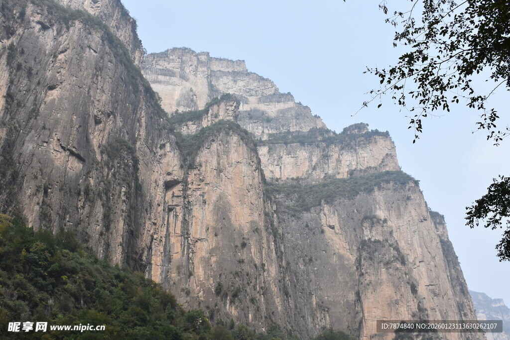 巍峨险峻的壮丽山景