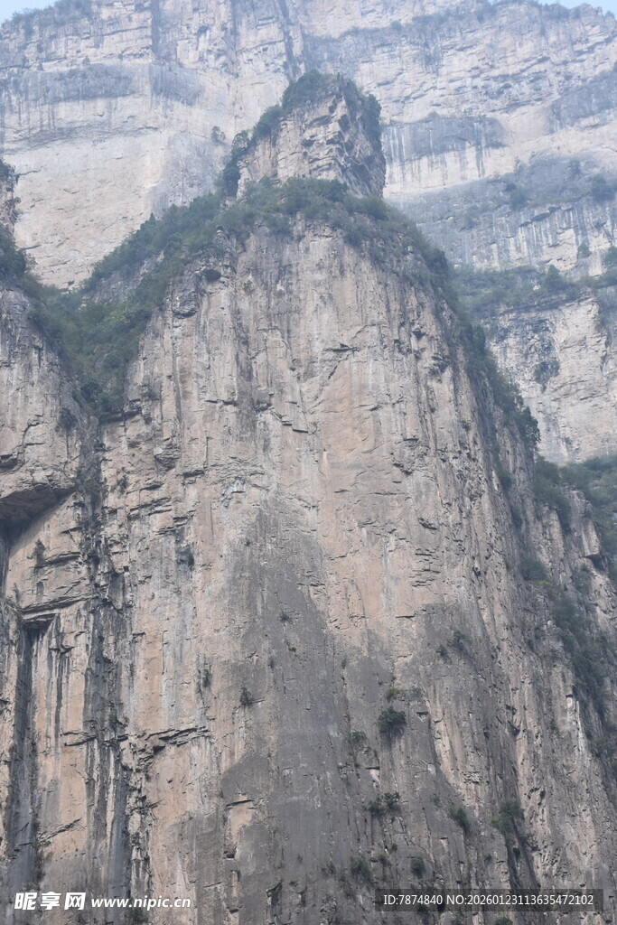 巍峨险峻的壮观山峰