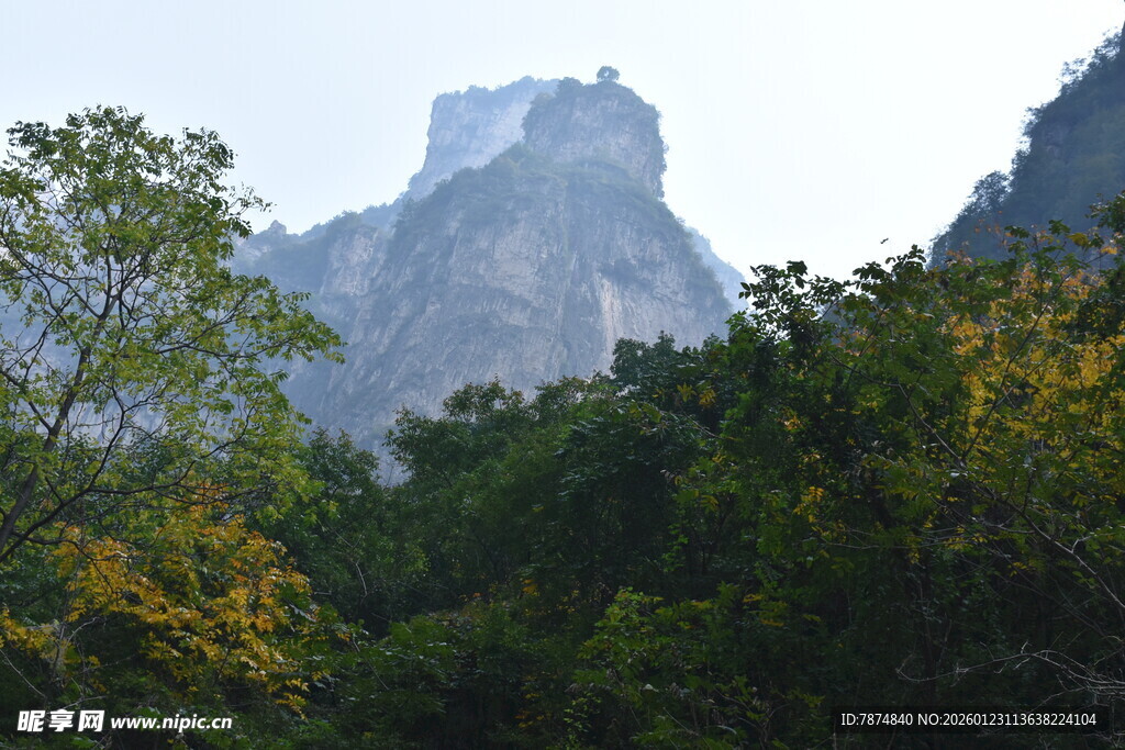 山林中的巍峨山峰