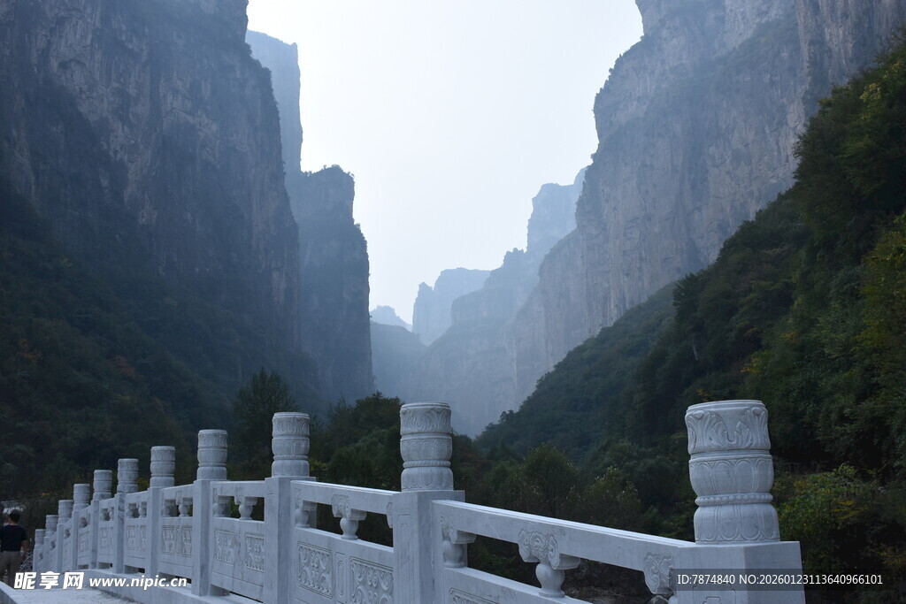 山间白栏 遥望壮丽峡谷景观