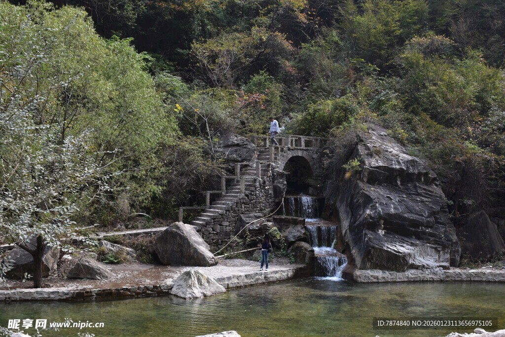 山间溪流瀑布自然美景