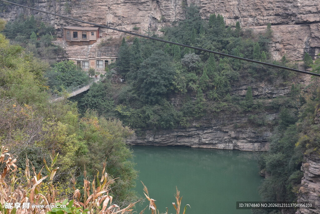 峡谷绿水间的山间景致