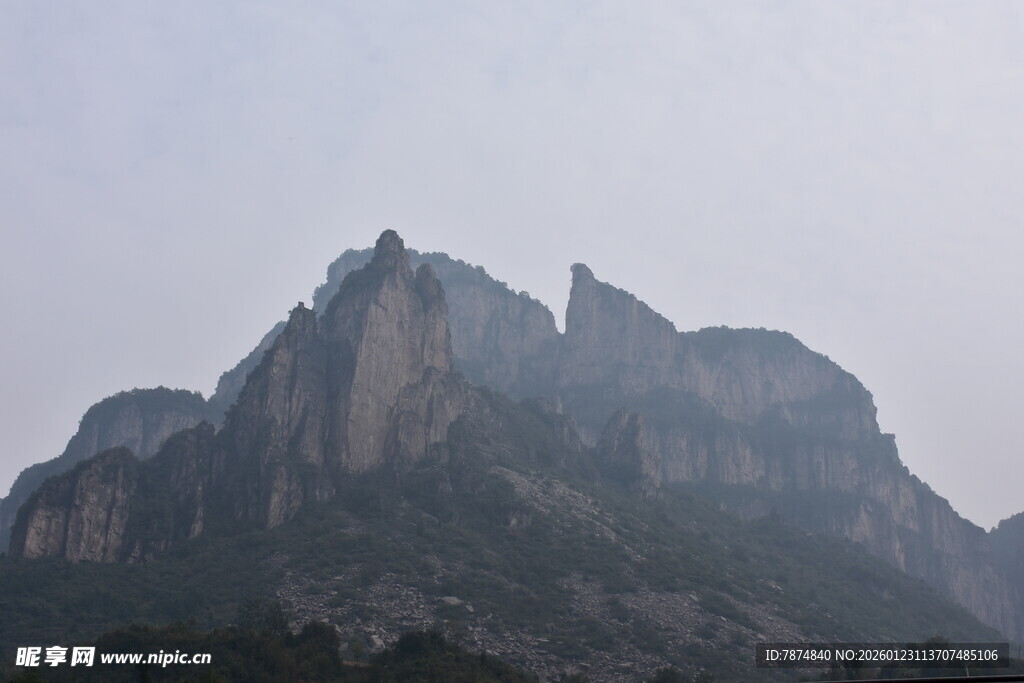 巍峨壮观的高山景色