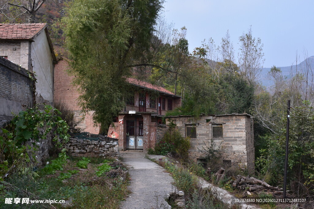 乡村小道旁的古朴民居