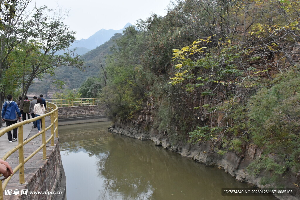 山间河畔漫步的游客