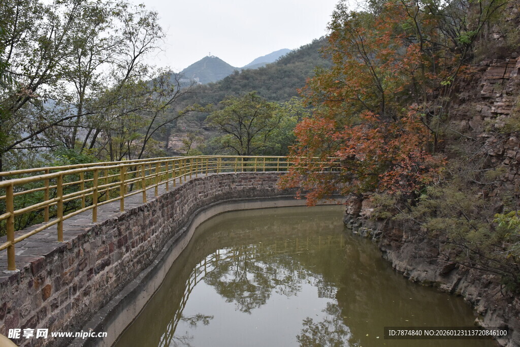 山间蜿蜒小河畔秋景