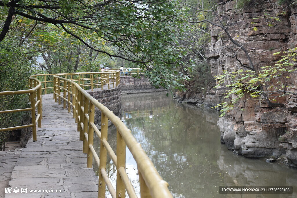 山间木质栈道旁的清幽小河