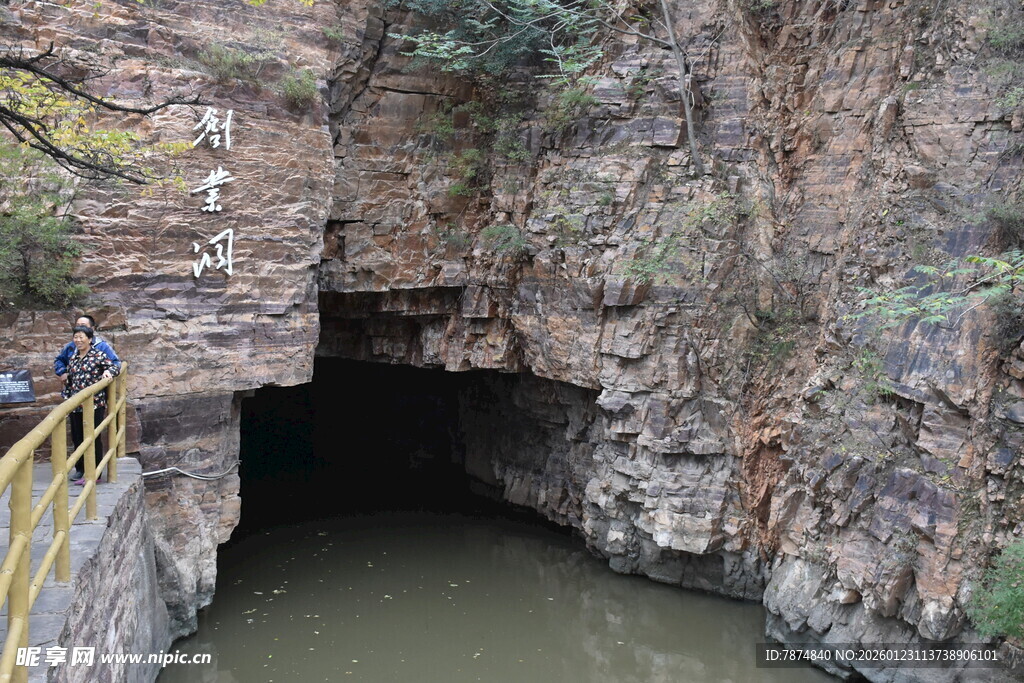 山间溶洞旁的蜿蜒水道