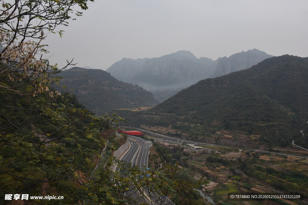 山间公路蜿蜒于秀丽群山