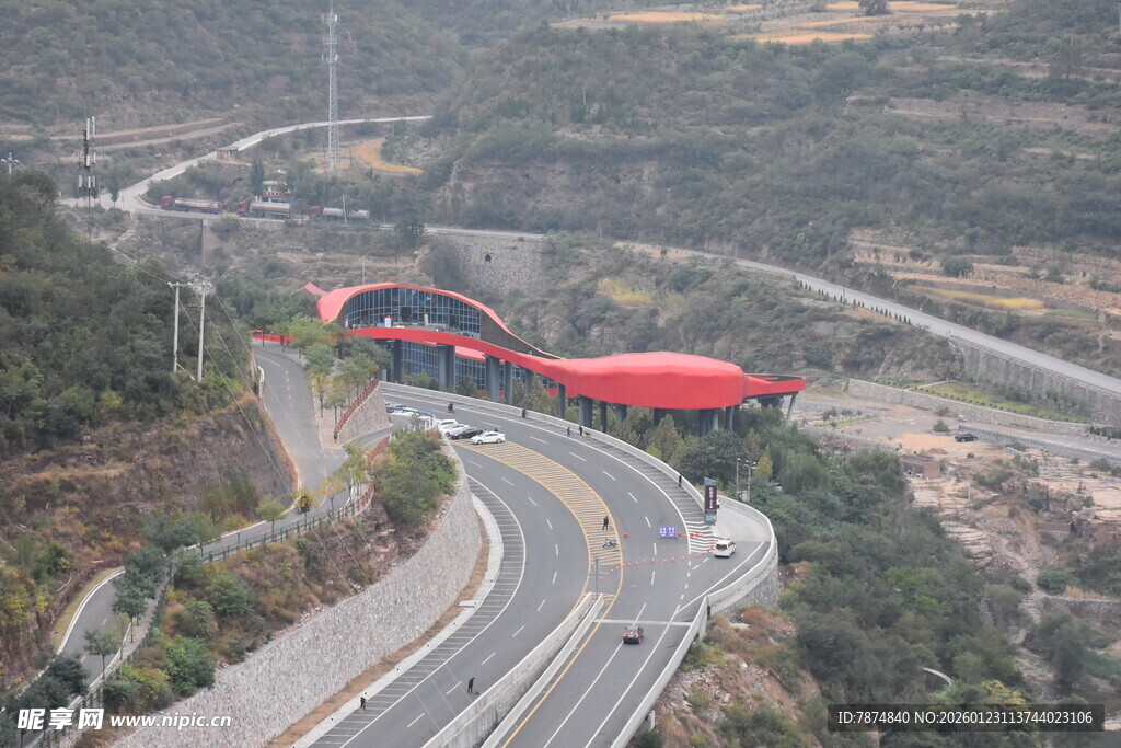 蜿蜒公路上的红色列车