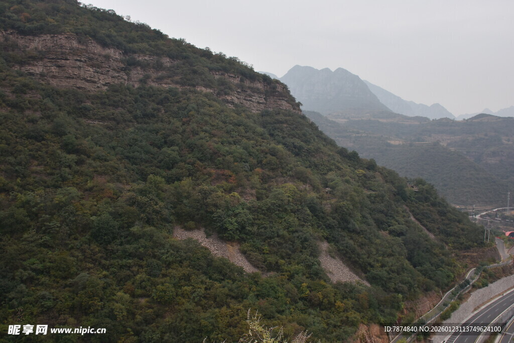 山间公路蜿蜒于葱郁山峦