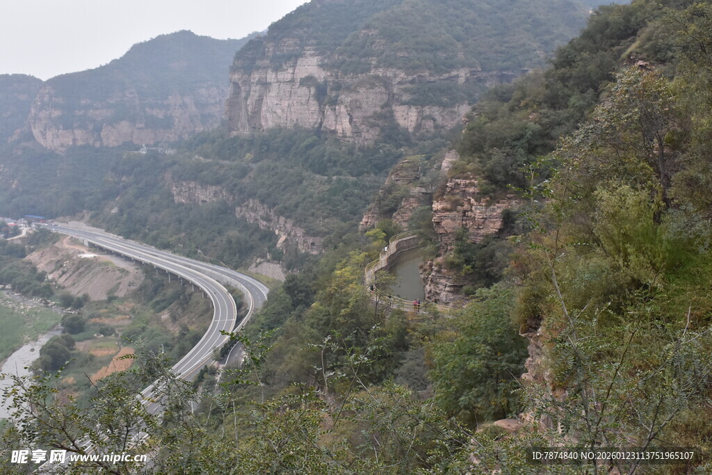 山间蜿蜒公路 壮美风光