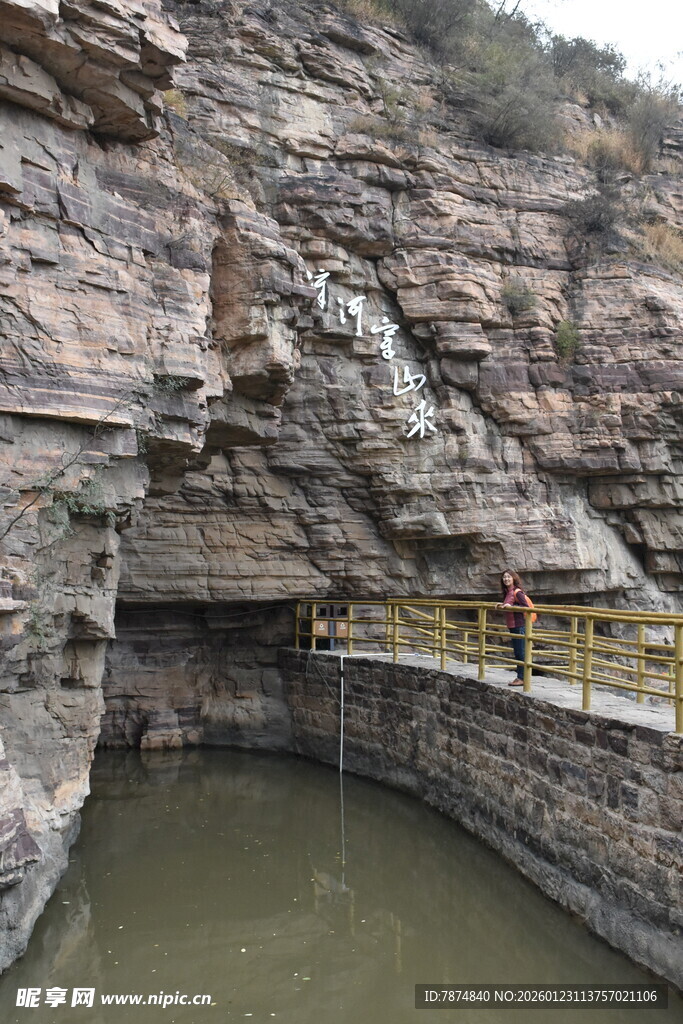 峡谷中的碧水与石岸