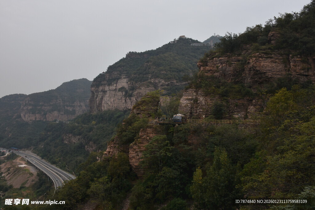 山间公路穿行于葱郁山峦