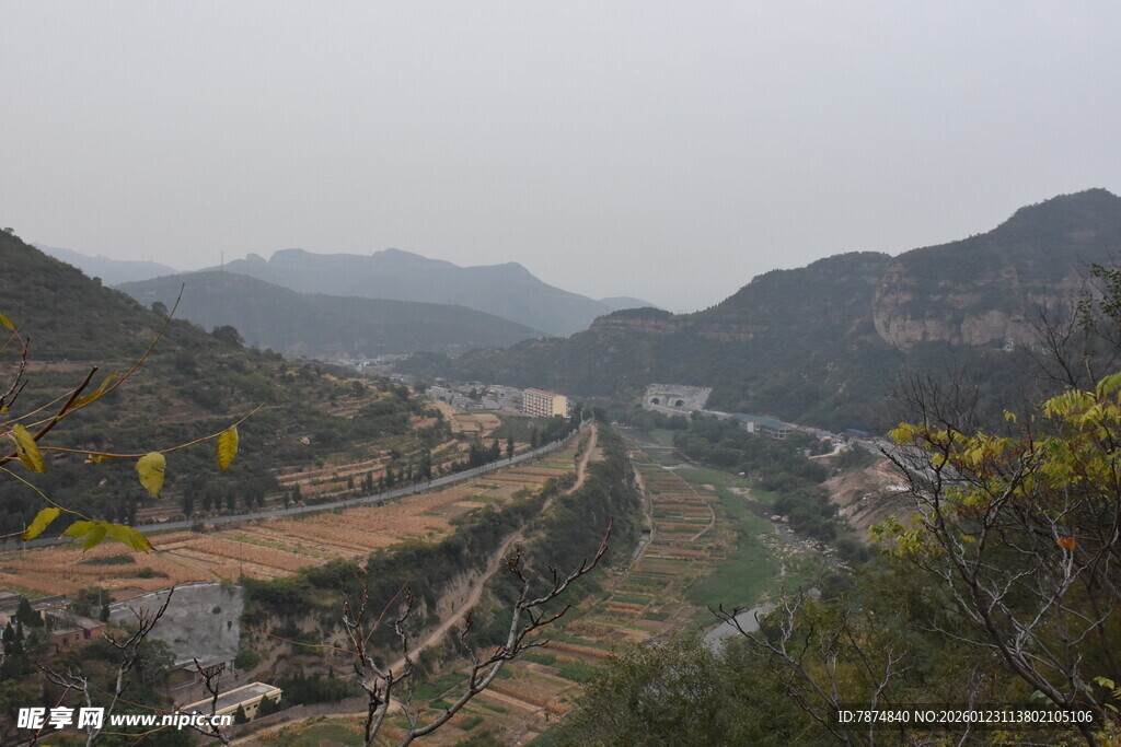 山间蜿蜒公路与繁茂植被