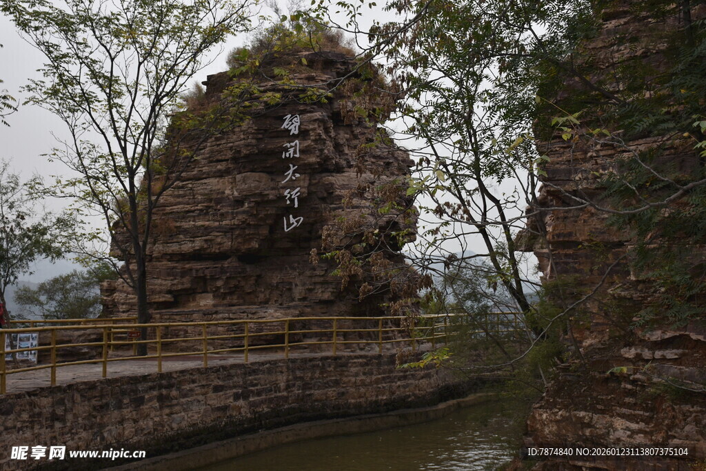 河畔奇特岩石景观
