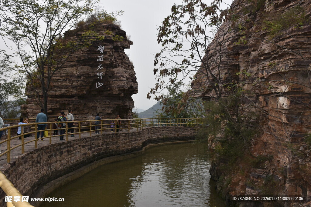 山间河道旁的独特岩石景观