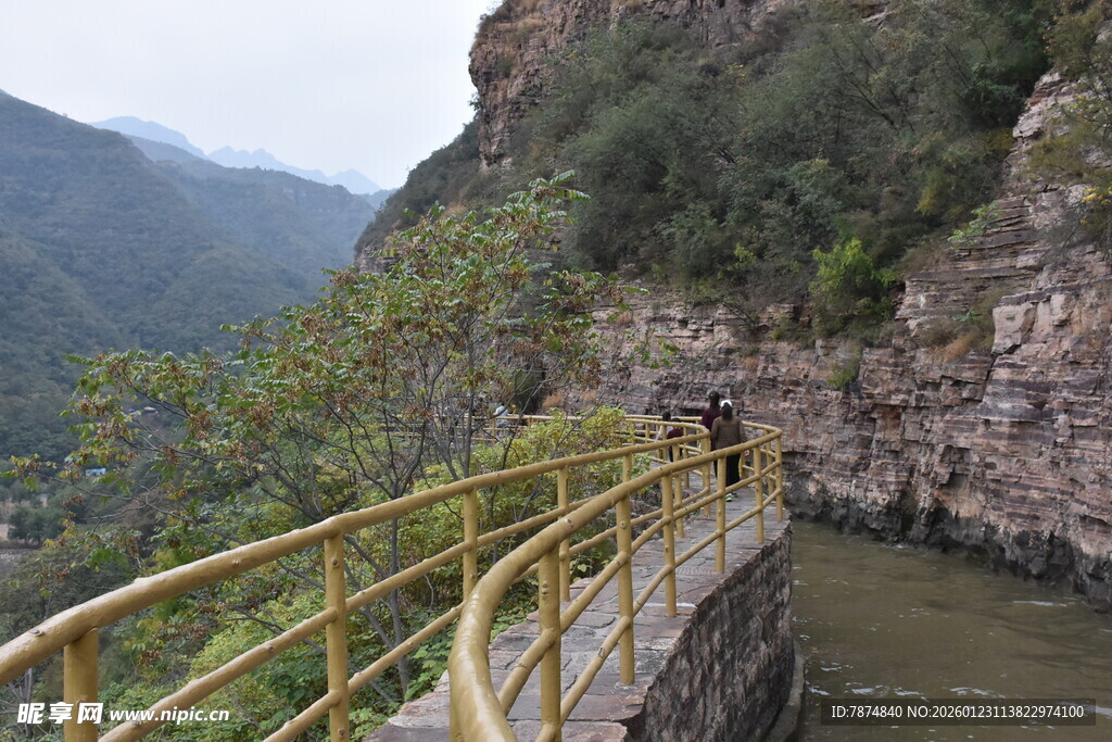 山间栈道临水蜿蜒