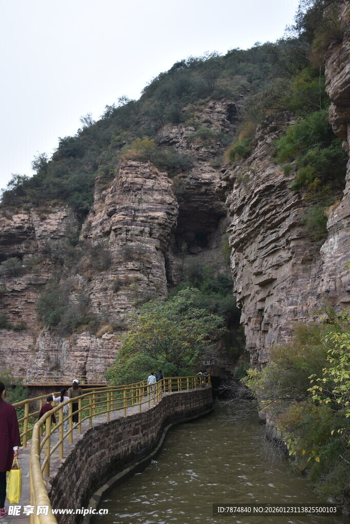 山间幽径伴溪流穿行峭壁