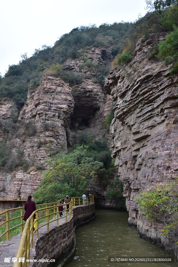 山间河道旁的步行栈道