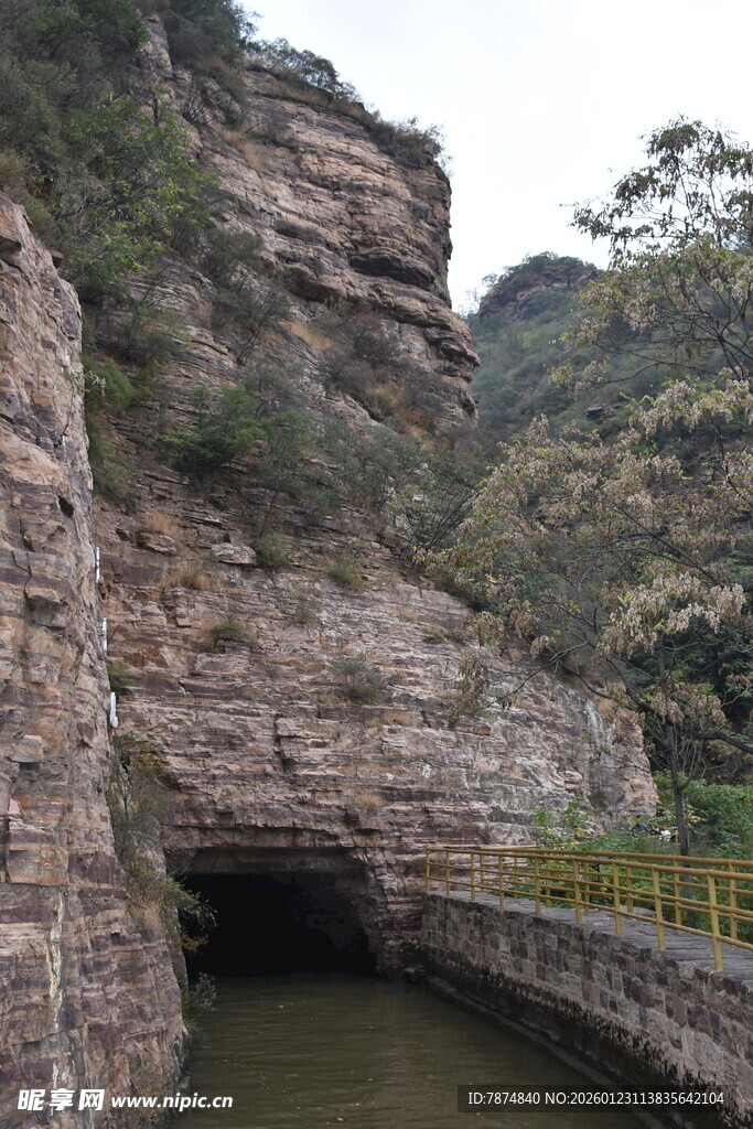 山间隧道旁的秀丽水景