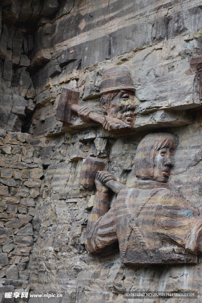 古老岩壁上的雕刻艺术