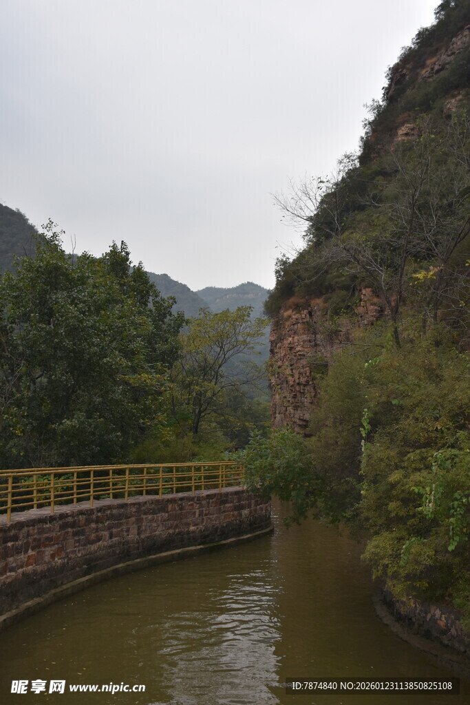 山间蜿蜒河流风景