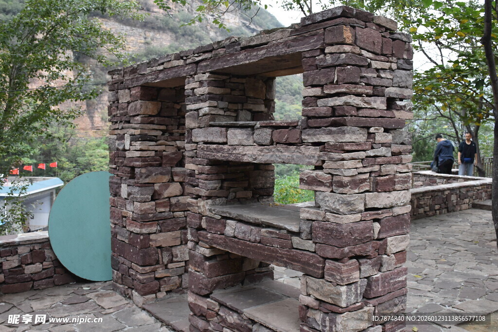 户外石砌烧烤架景观