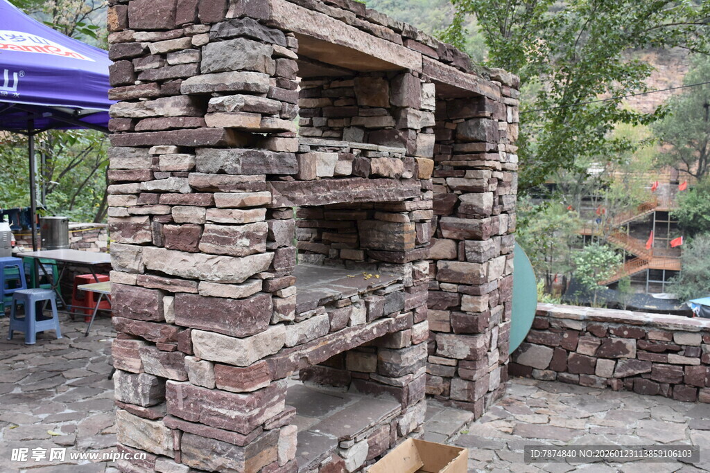 户外石砌烧烤架