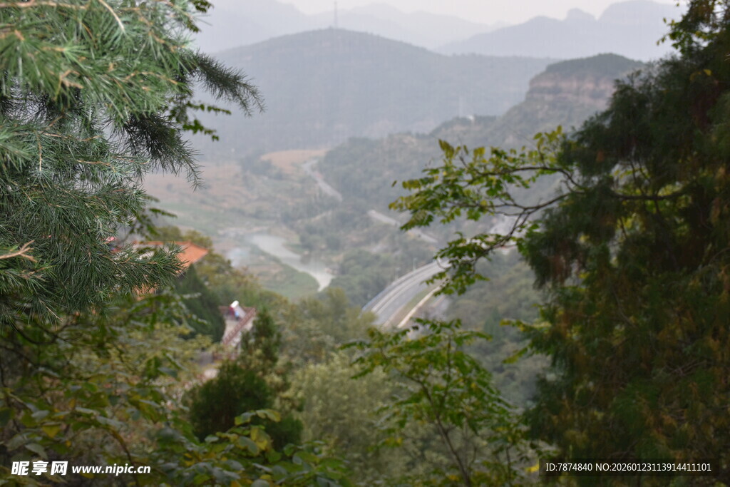 山间绿意中的蜿蜒道路