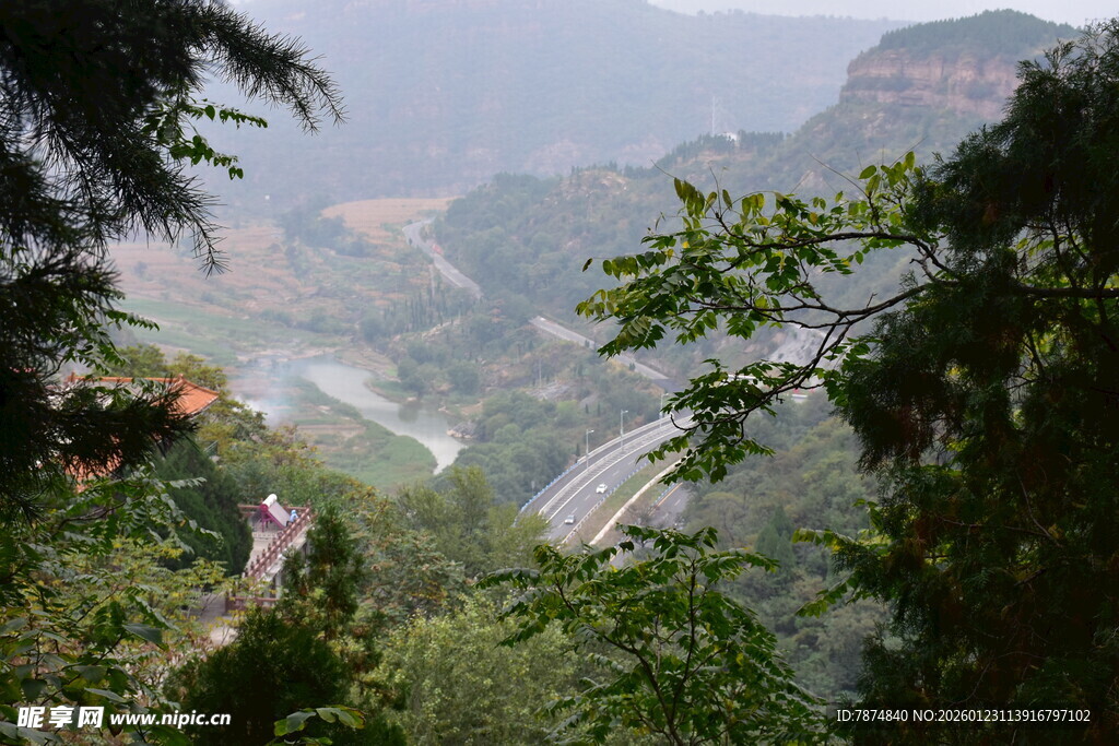 山间美景俯瞰翠绿山谷