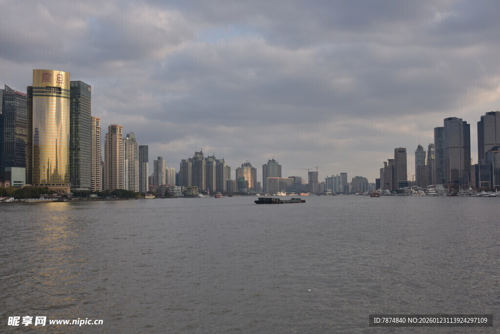 城市江畔高楼景观图