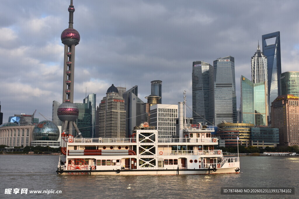 上海外滩游船与摩天大楼