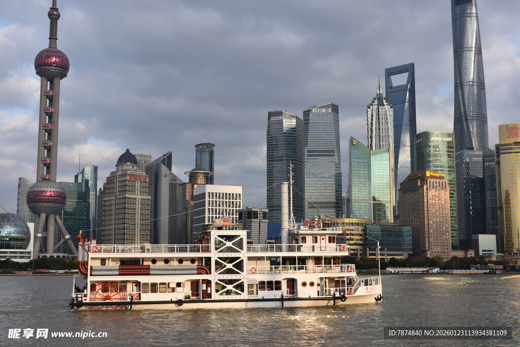 上海外滩游船与摩天大楼